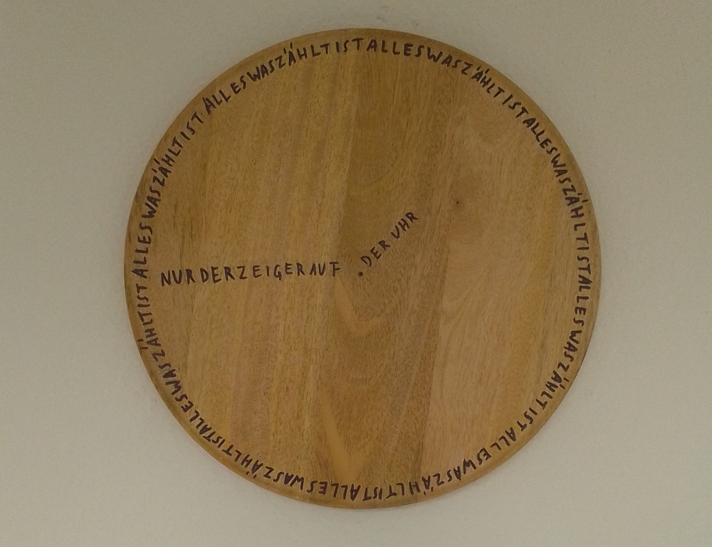 Gedicht Alles Was Zählt in Form einer Uhr auf einer runden Mangoholplatte